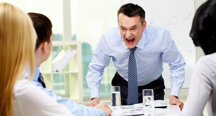 نشانه های رئیس بد چیست؟ چگونه باید با رفتار آسیب زا مقابله کرد؟