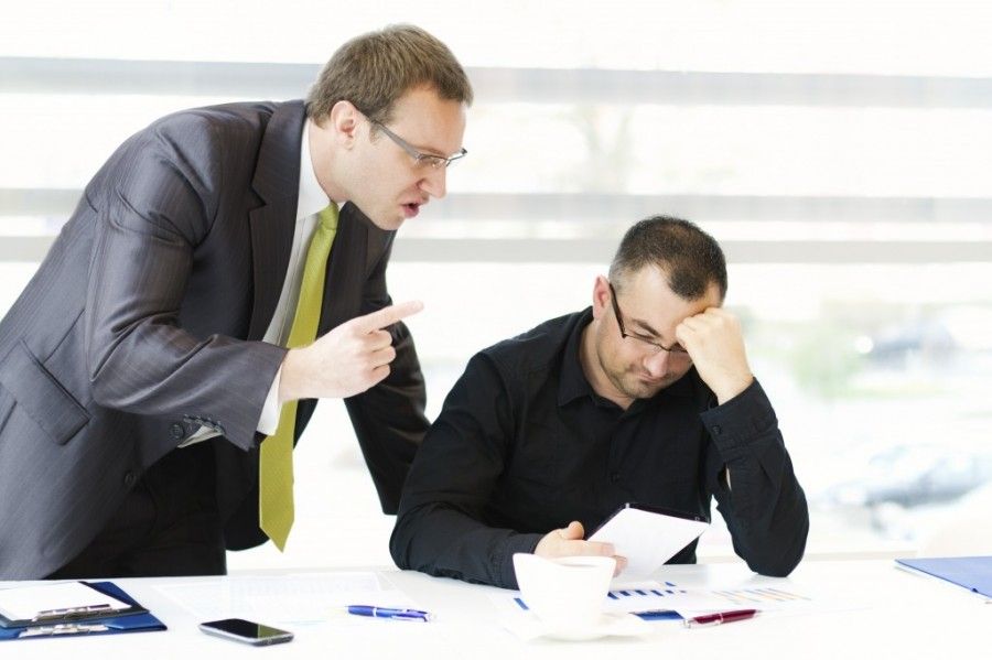 نشانه های رئیس بد چیست؟ چگونه باید با رفتار آسیب زا مقابله کرد؟