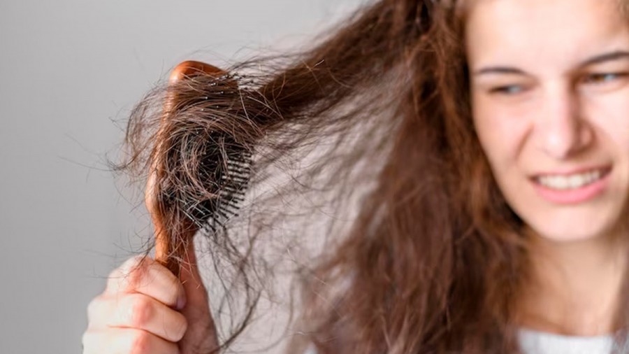 آب سخت با موهای ما چه میکند؟ چطور از آسیب آب سخت به موها جلوگیری کنیم؟