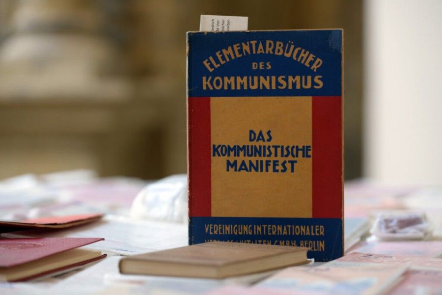 «مانیفست کمونیست» اثر کارل مارکس و فردریش انگلس