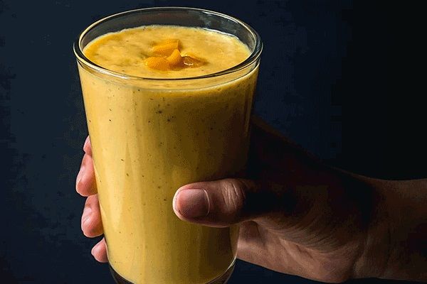 چگونه شیر موز انبه مقوی و خوشمزه به سبک کافی شاپی درست کنیم؟