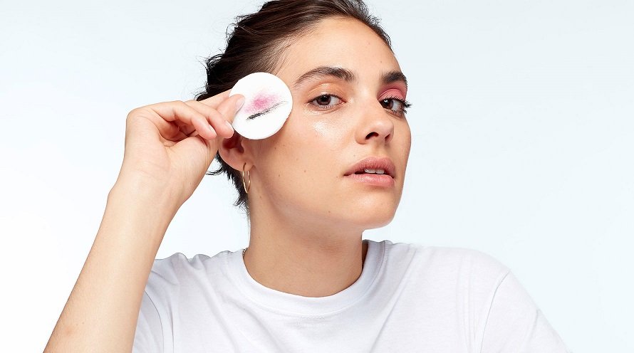 جایگزینی دستمال مرطوب آرایشی به جای شوینده صورت: آیا این کار درست است؟