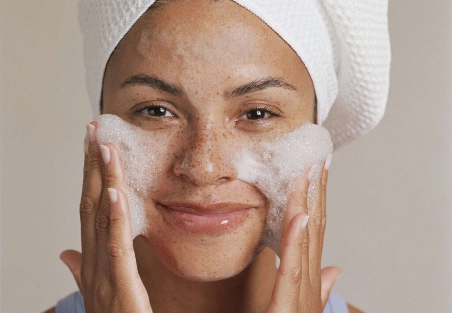 جایگزینی دستمال مرطوب آرایشی به جای شوینده صورت: آیا این کار درست است؟