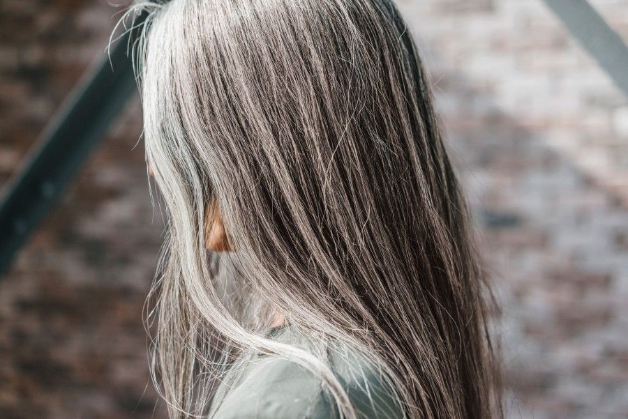 اولین تار موی سفید: زنان در چه سنی با آن مواجه میشوند؟