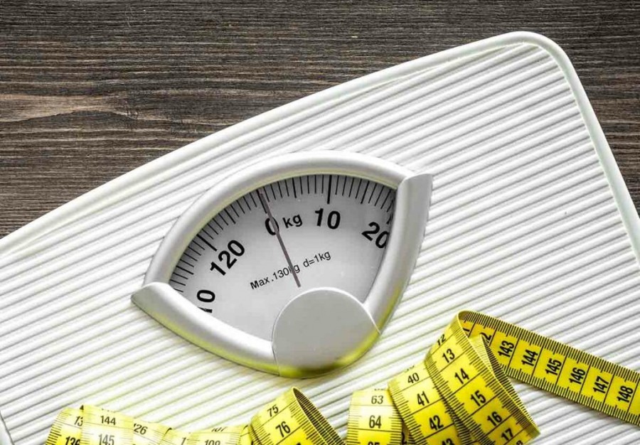 چگونه وزن طبیعی خود را محاسبه کنیم؟ فرمول ها و نکات برای زنان و مردان