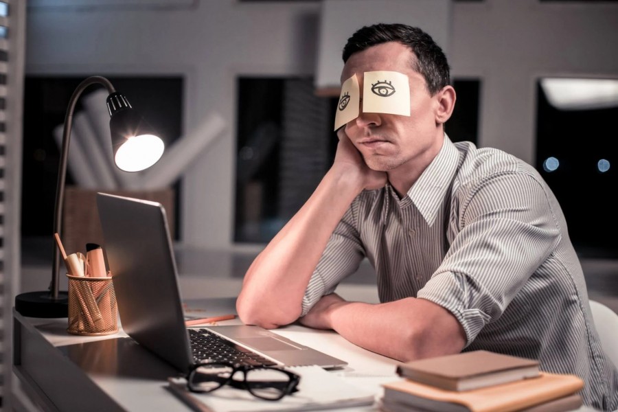 چرا بیحوصله بودن میتواند به شما کمک کند؟ فواید بی حوصلگی