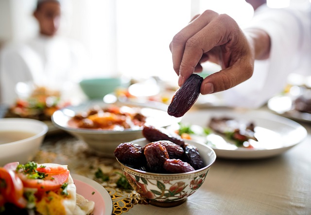 چگونه روزه داری را با تغذیه صحیح آسان کنیم؟ بایدها و نبایدها