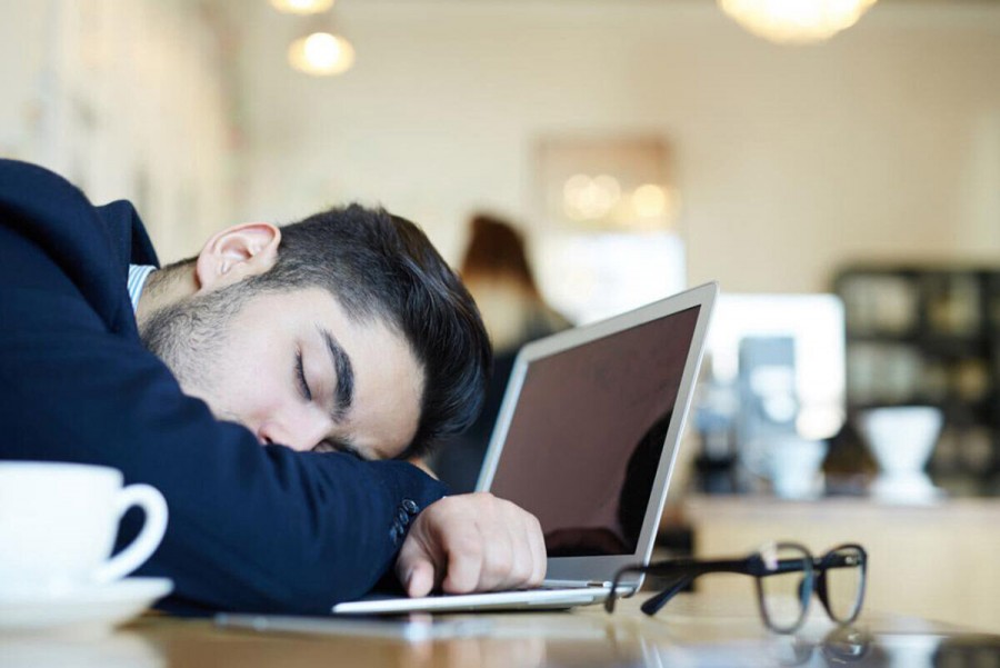 چرت زدن در محیط کار: راهی برای افزایش بهره وری کارمندان؟ 