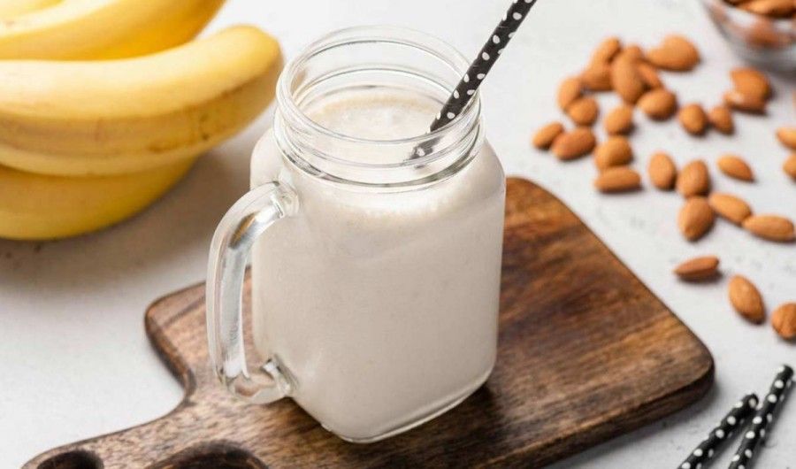 دستور تهیه اسموتی موز و بادام؛ ترکیب خوشمزه و مقوی برای روزه داران 