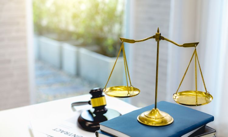 انتخاب وکیل پایه یک؛ مزایا، معایب و چارچوب های قانونی
