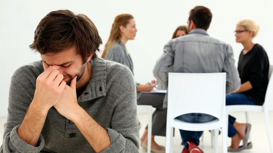 نشانههای عجیب اضطراب اجتماعی که معمولاً نادیده میگیریم