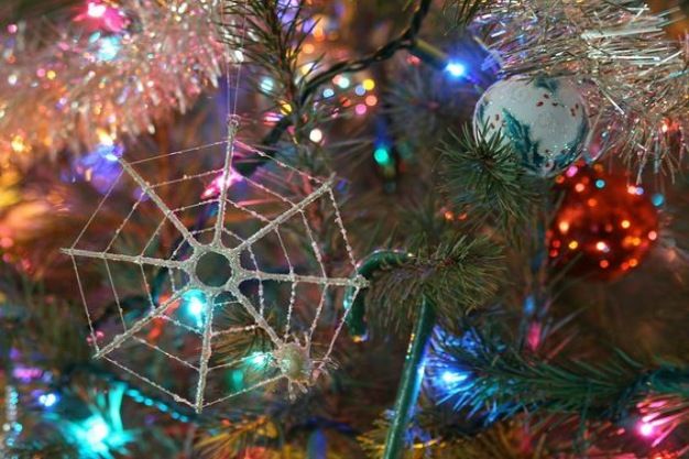 تار عنکبوت روی درخت کریسمس در اوکراین