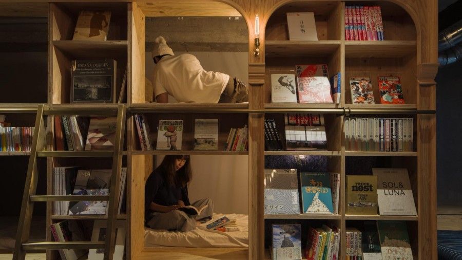 هتلی در ژاپن با اتاقهایی در قفسه ی کتاب