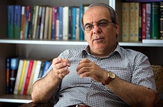 عباس عبدی و شرح روایت سیاسی شدن واکسیناسیون برای کرونا در ایران