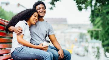 8 روشی که والدین می توانند دختران خود را برای قرار ملاقات و روابط سالم آماده کنند