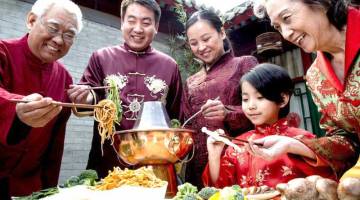 معرفی آداب و رسوم غذا خوردن در چین: غذای چین، راهی برای معاشرت و گفتگو